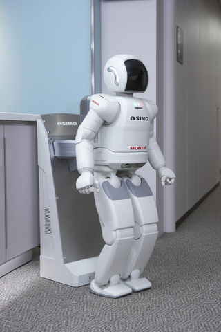 Illustration for article titled Smarter Honda ASIMO Can Self-Charge, Avoid People, Work In Groups
